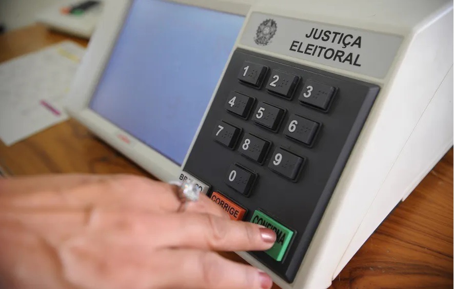 Eleitor que se diz “de direita” é quase o dobro dos “de esquerda”, aponta pesquisa