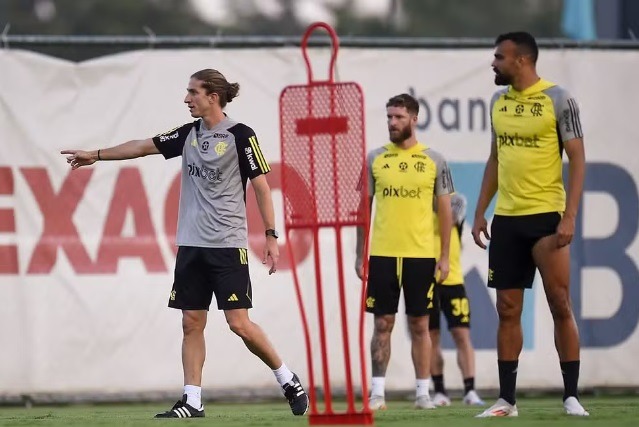 'Estreia' de Filipe Luís no Fla teve apelido, vídeos e corrida com atletas