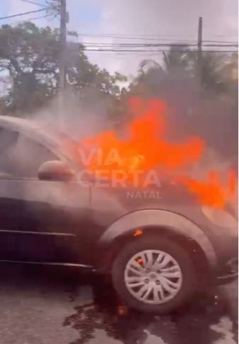 VÍDEO: Veículo pega fogo em avenida da Grande Natal