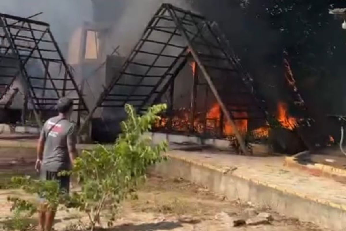 Incêndio destrói quatro chalés em Pipa