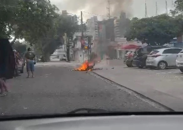 VÍDEO: Moto pega fogo em frente a hospital em Natal; assista