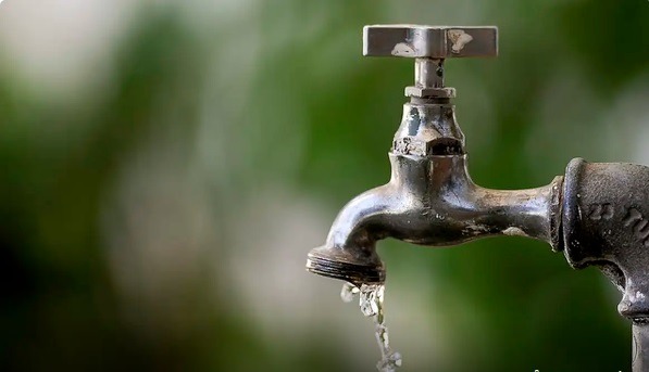Vazamento em adutora interrompe abastecimento de água em 3 cidades do Seridó