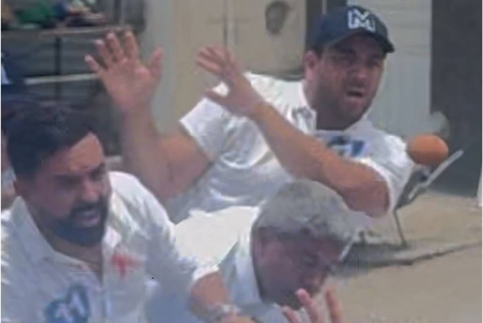 Petistas jogam ovo em governador do PT durante carreata; assista