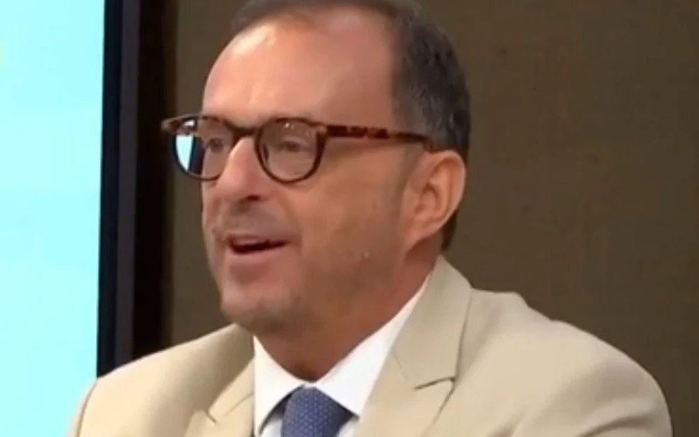 Jornalista da GloboNews se empolga com 'cavalo taradão' e faz colega chorar de rir; assista