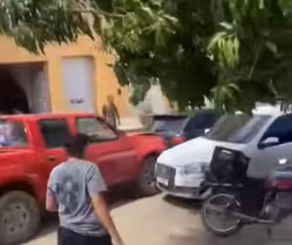 Briga política acaba em confusão no trânsito e caminhonete quase passa por cima de adversário no RN; assista