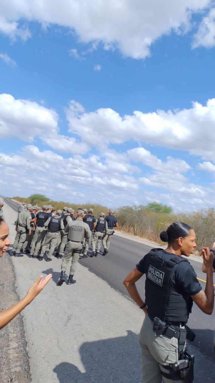Ônibus da PM sofre tentativa de assalto e policiais trocam tiros com bandidos