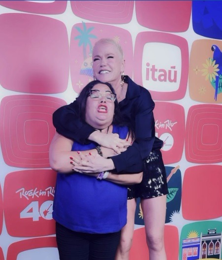 Mulher do 'Xou da Xuxa' diz que já desmaiou em busca de 'loiro paquita' e quer ser influencer