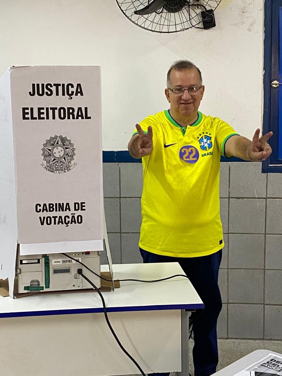 Candidato a vice de Salatiel, Homero Grec vota em Parnamirim