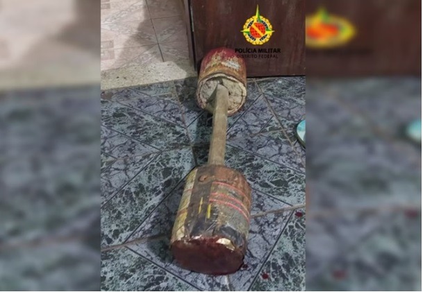 Homem esmaga cabeça de amigo com halter após ele revelar traição