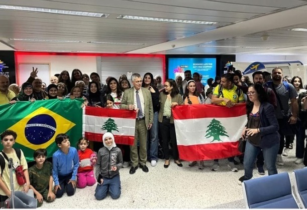 Avião com brasileiros repatriados do Líbano chega a São Paulo