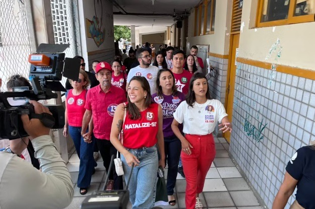 Candidata a prefeita, Natália Bonavides vota em Natal e diz ter 'sentimento de esperança'