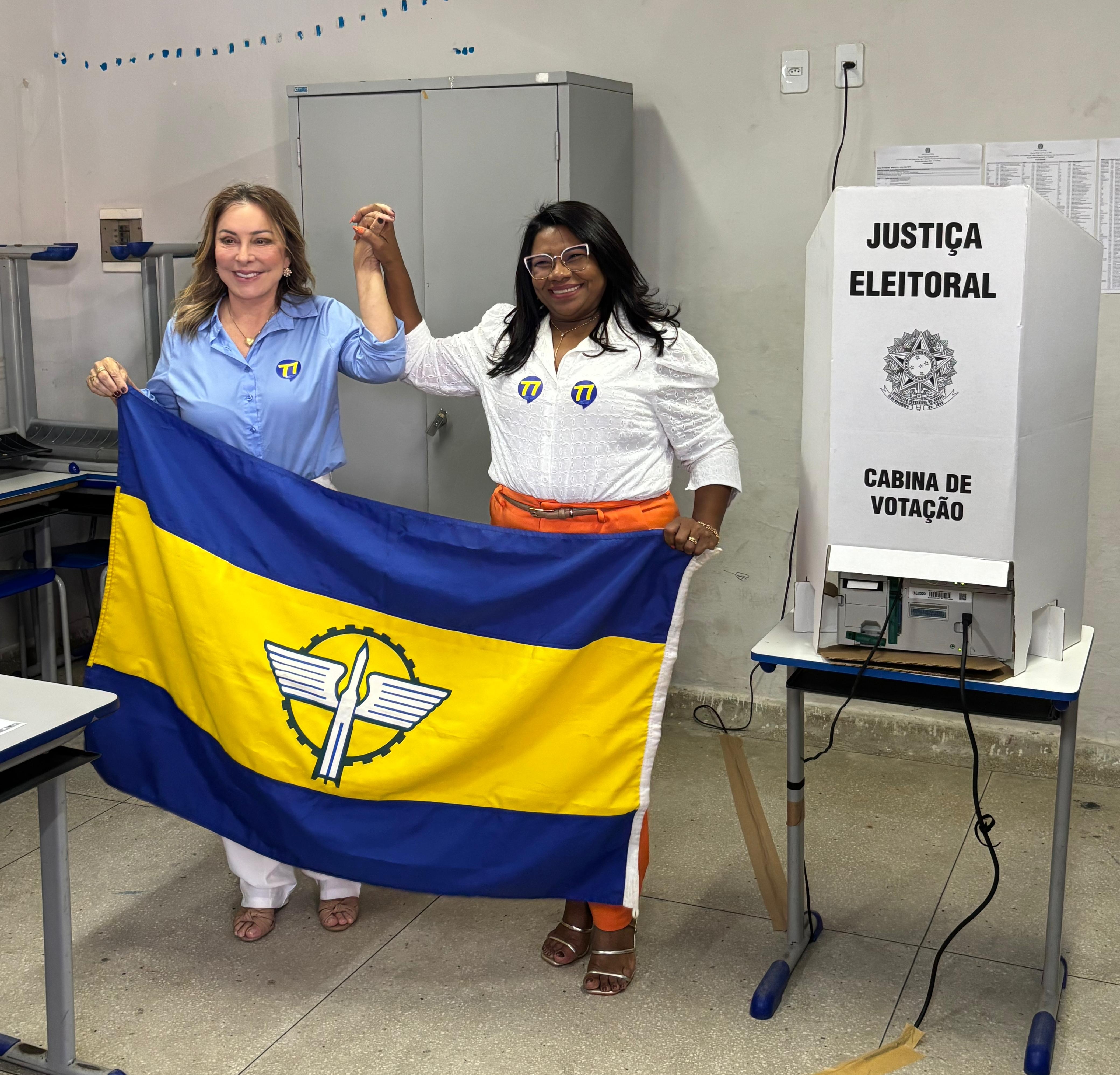 Candidata em Parnamirim, Nilda vota acompanhada de vice