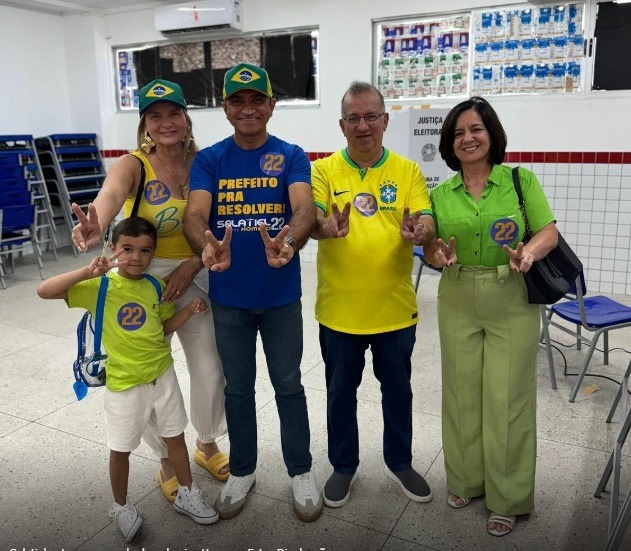 Salatiel de Souza vota acompanhado do vice em Parnamirim