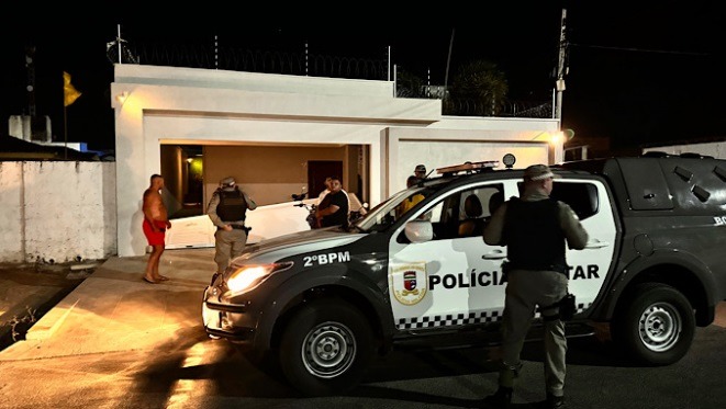 Carro derruba portão da casa de prefeita reeleita no RN