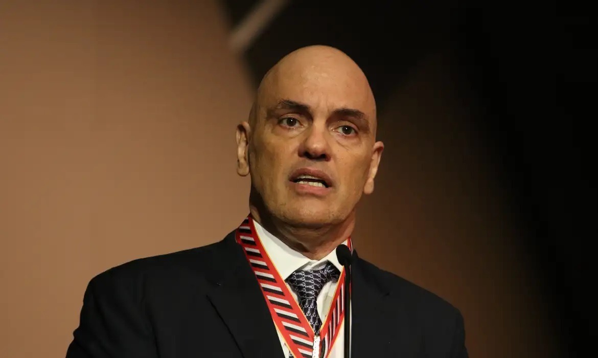 Moraes autoriza X a voltar a operar no Brasil após rede cumprir exigências legais