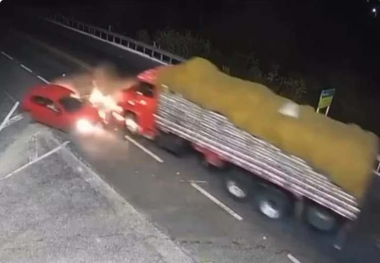 VÍDEO: Homem tem moto atingida por caminhão e carro ao mesmo tempo no RN