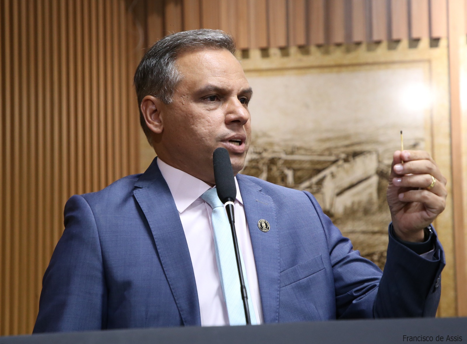 Vereador reeleito leva palito de fósforo queimado para CMN e critica Carlos Eduardo; assista