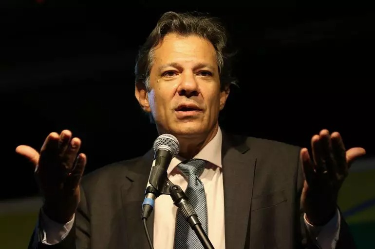 Principal ministro de Lula é vaiado em evento do setor de seguros