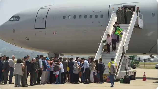 Quinto voo da FAB trazendo refugiados do Líbano chega a SP com 220 passageiros