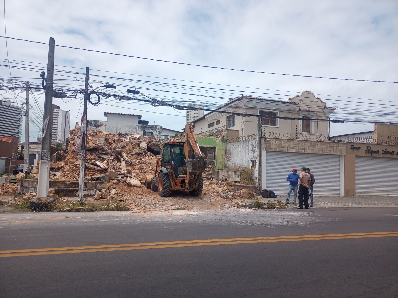 Fiscalização embarga demolição de imóvel no bairro de Petrópolis