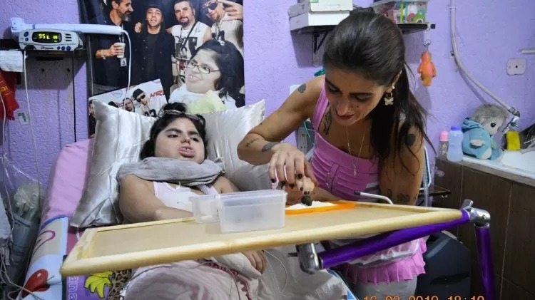 Mãe usa energia do carro para salvar filha no apagão: 'Oxigênio no limite'