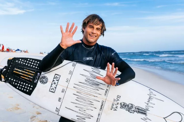 Brasileiro acerta backflip espetacular e consegue 10 unânime no surfe; ASSISTA