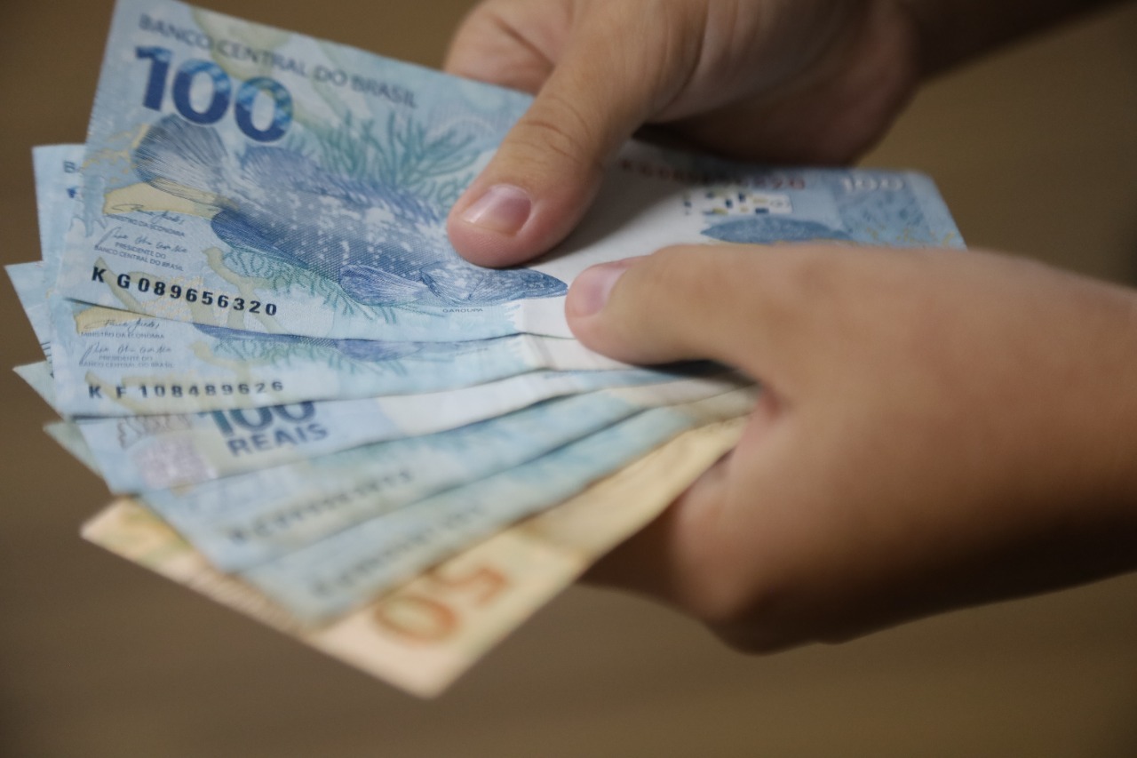 Quase 248 mil trabalhadores ainda não retiraram o abono salarial; veja como fazer