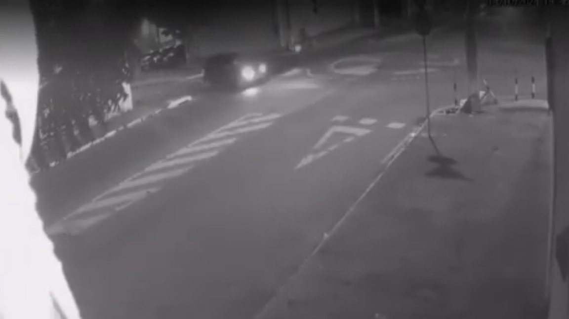 VÍDEO: Motociclista para em cima de teto de carro após batida em Natal