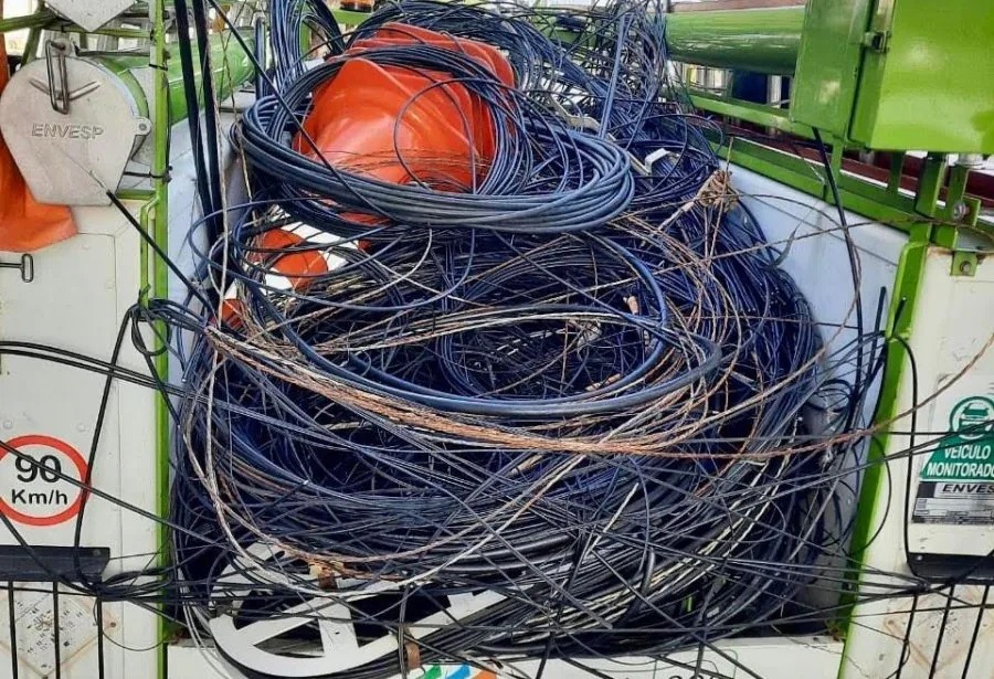 Mais de 240kg de cabos de telecomunicações irregulares são retirados da Via Costeira