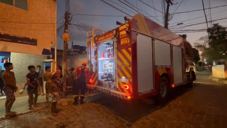Moradora é socorrida com queimaduras após incêndio em residência na zona Sul de Natal