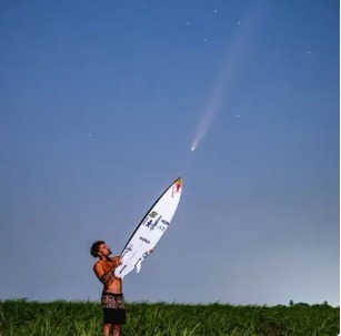 Italo Ferreira posa com 'cometa do século' 1 ano após viralizar com eclipse