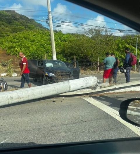 VÍDEO: Carro colide com poste na Via Costeira e deixa trânsito lento no local