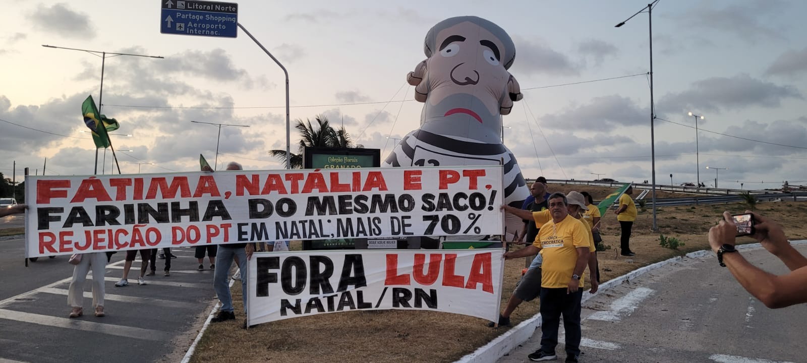 VÍDEO: Pixuleco gigante volta à Natal com presença de Lula na cidade; ASSISTA
