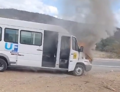 VÍDEO: Van da UFRN pega fogo no interior do RN; assista
