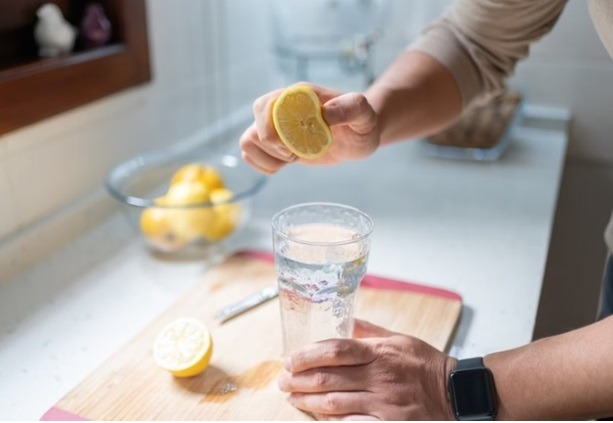 Água com limão para perder barriga funciona? Veja 3 benefícios