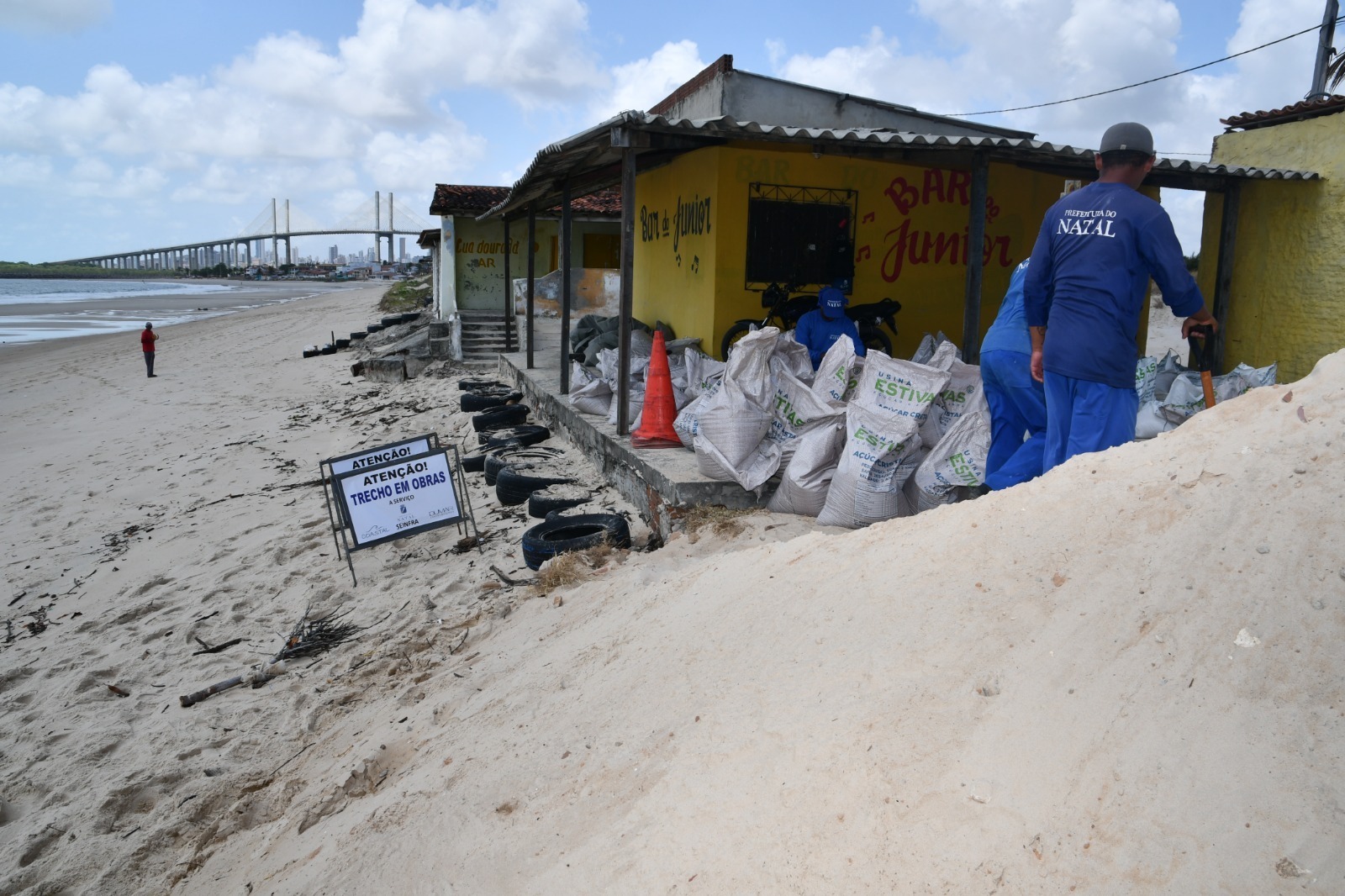 Defesa Civil reforça contenção contra avanço do mar e interdita barracas na praia da Redinha