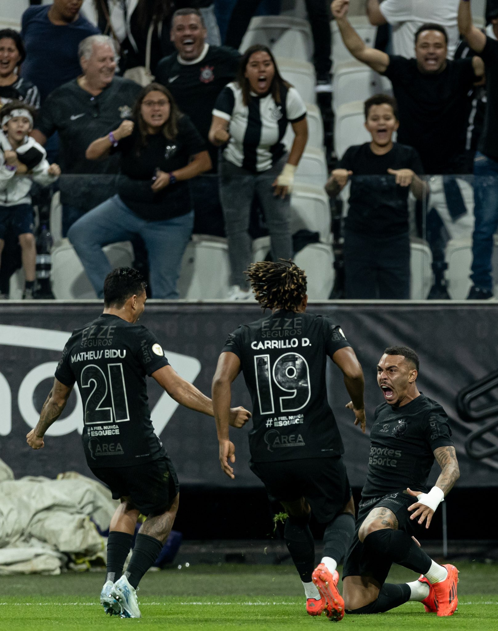 Corinthians goleia Athletico e deixa Z4 em noite mágica de Memphis; veja os gols