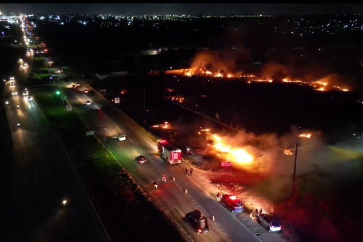 Bombeiros controlam incêndio de grande proporção na BR-406, na Grande Natal