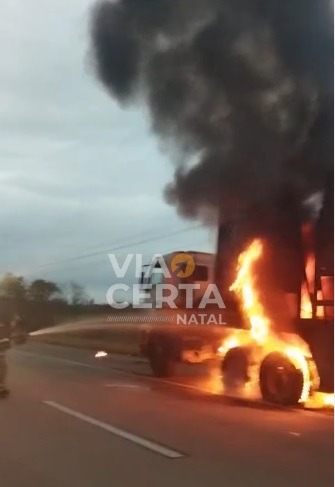 VÍDEO: Caminhão pega fogo na BR-101, na Grande Natal