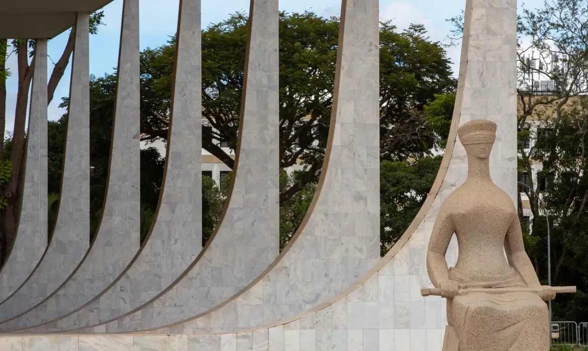 STF atende ao PT e manda alterar termos 'pai' e 'mãe' em registro do SUS