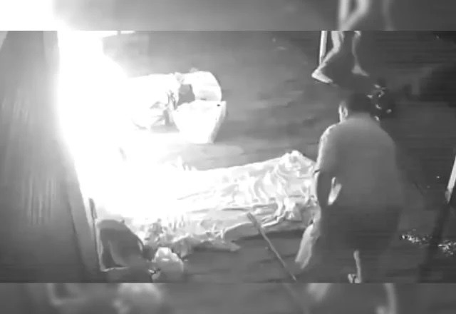 Homem tenta incendiar moradores em situação de rua; assista