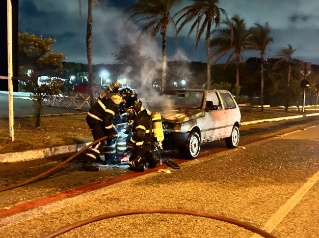 VÍDEO: Veículo pega fogo na avenida Prudente de Morais, em Natal; assista