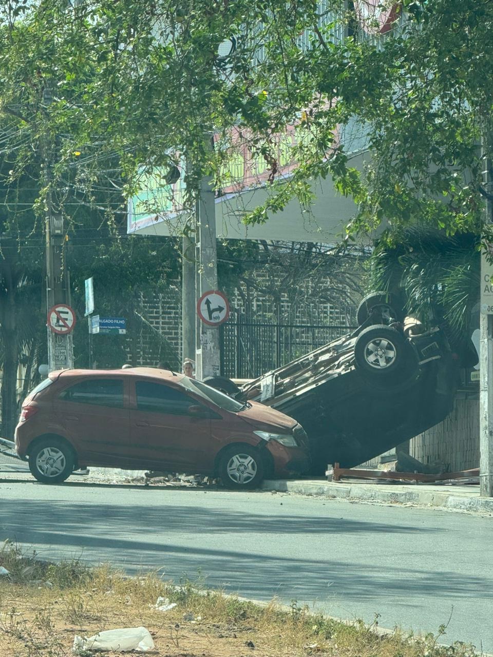 VÍDEO: Grave acidente deixa veículo capotado no cruzamento das avenidas Salgado Filho e Antônio Basílio