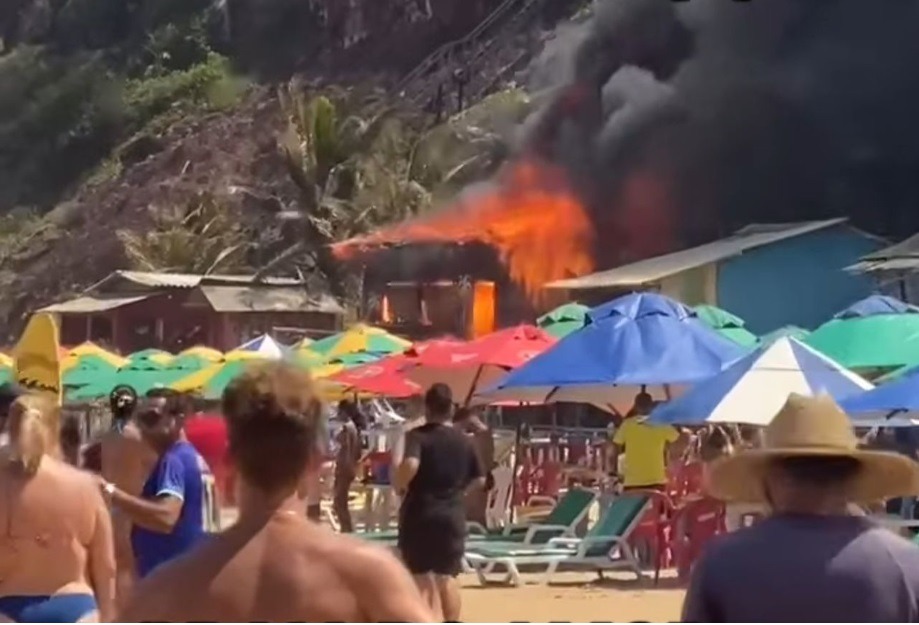 VÍDEO: Incêndio atinge barraca na Praia do Amor, em Pipa