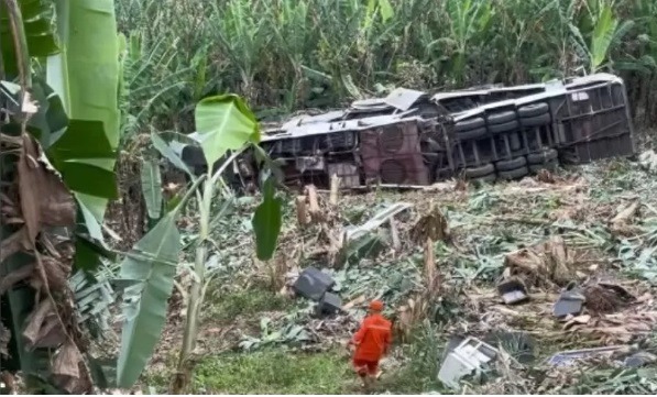 VÍDEO: Trio elétrico de festa de reeleição capota e mata 3 em Pernambuco
