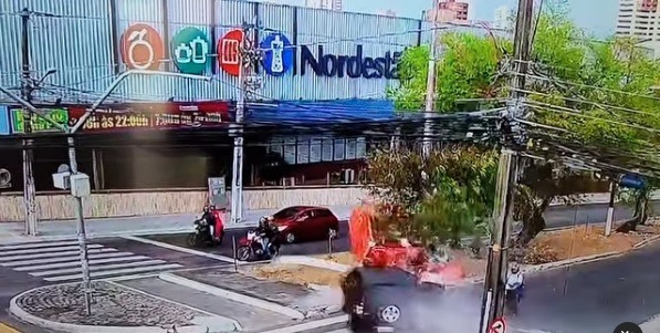Motorista de carro desgovernado que atingiu motociclistas em Natal é mantido preso ao passar por audiência de custódia