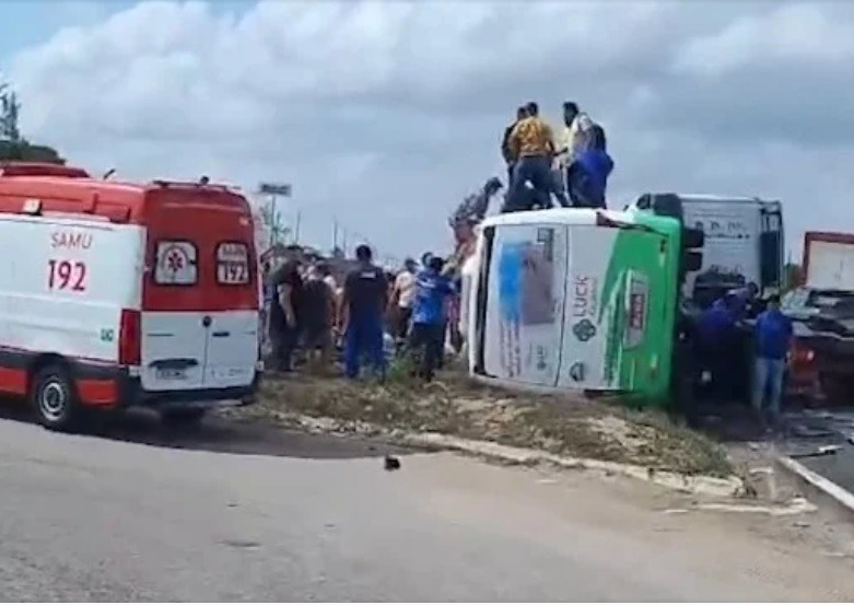 Caminhão e ônibus colidem em trecho da BR-101 em São José de Mipibu