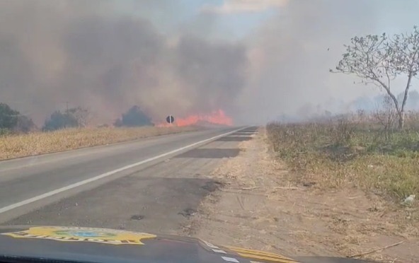 Trecho da BR-406, em Ceará-Mirim, é interditado em decorrência de um incêndio