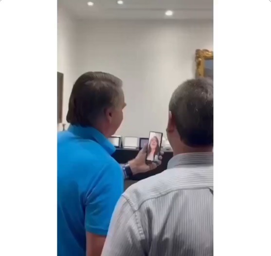 VÍDEO: Brasileira atendida por Trump no McDonald's conversa com Bolsonaro