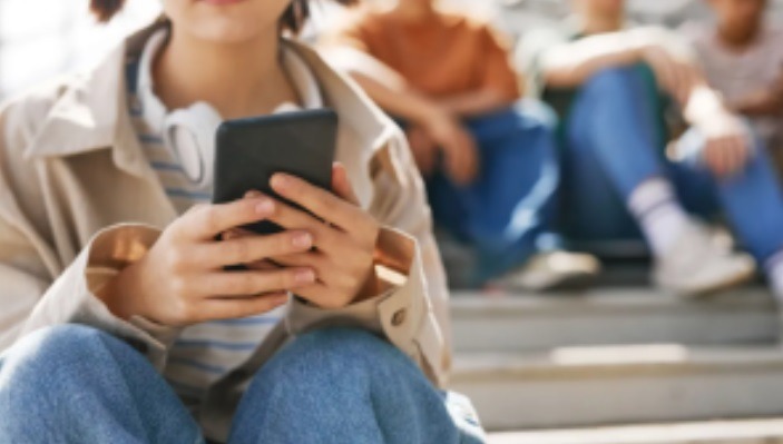 Adolescente gasta R$ 300 mil em jogos no celular e acaba com poupança da família